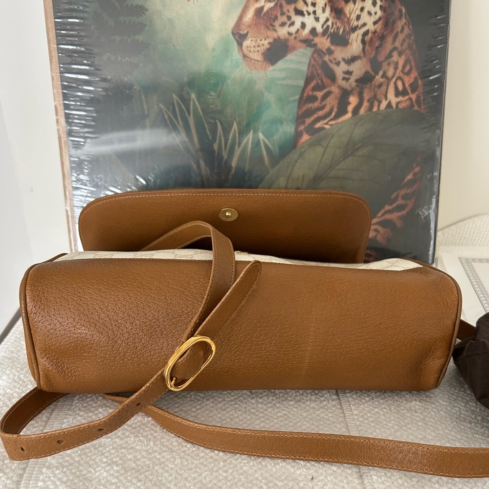 GUCCI Luxury Vintage Crossbody with COA, Full Inclusion - Picture 4 of 10